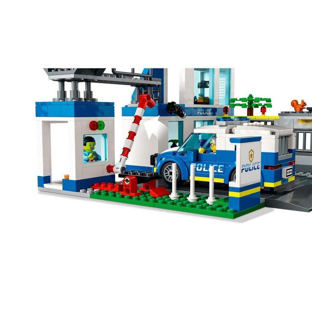 Set de Construcción Lego Estación de Policía de City con 668 piezas